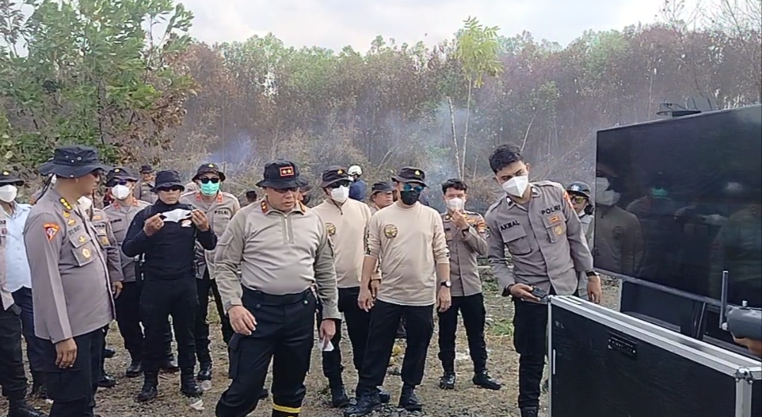 Tak Hanya Perintah Dari Balik Meja, Kapolda Kalsel Turun Langsung Berjibaku Jinakkan Karhutla