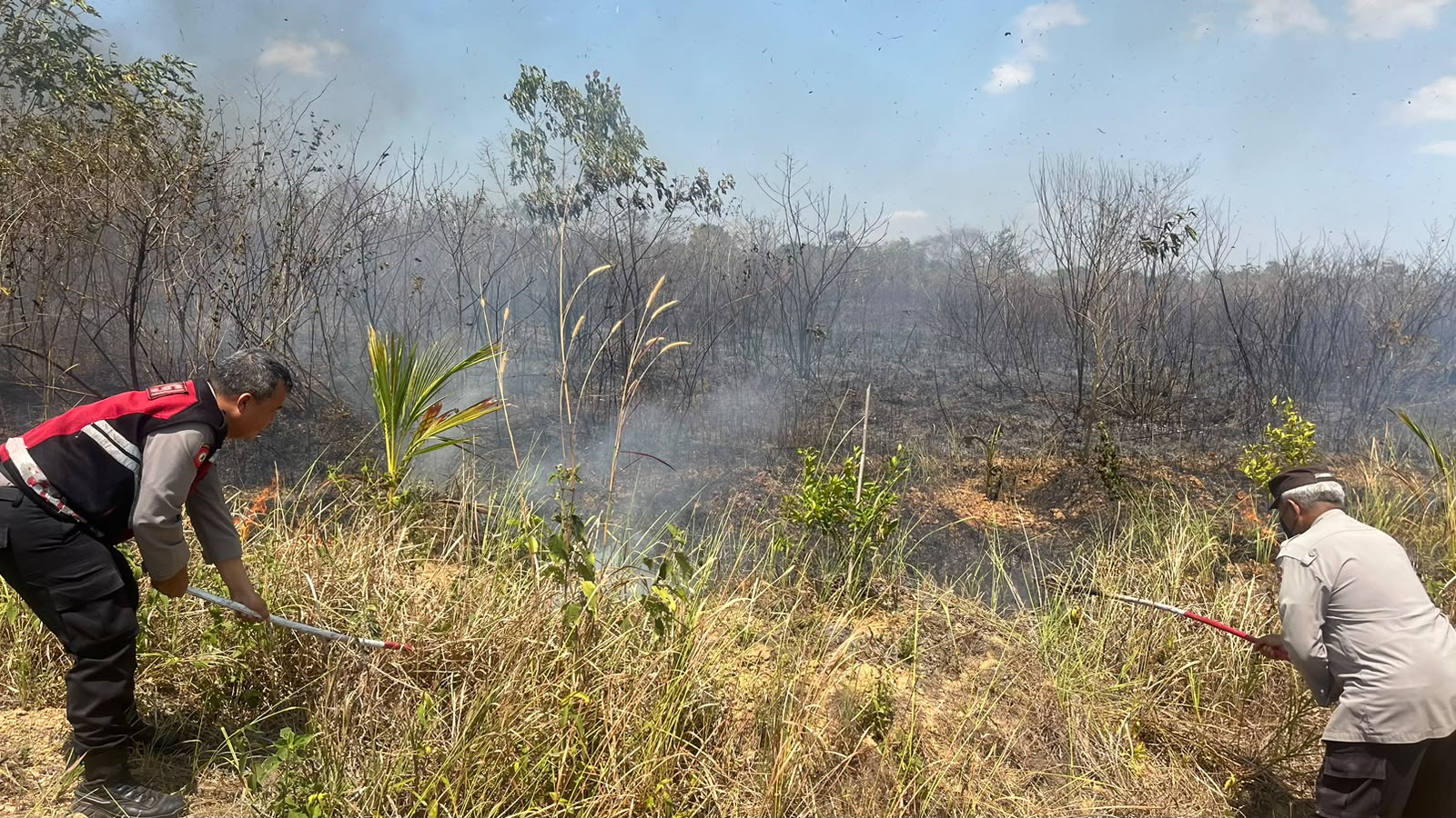 Karhutla Di Sungai Tiung Banjarbaru, Tiga Hektare Lahan Semak Belukar Terbakar