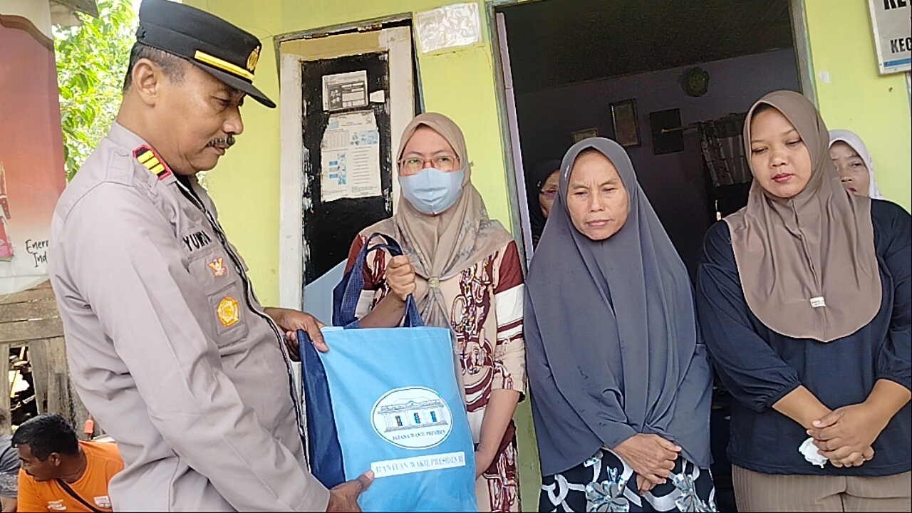 Bantuan Wapres Gibran Disalurkan Polsek Banjarbaru Utara kepada Warga Terdampak Kekeringan Di Sungai Ulin